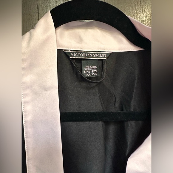 Victoria's Secret kimono robe with a pink lining and trim. One size - Picture 3 of 5